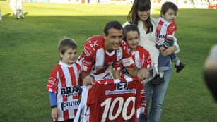 Emocionado. Raúl Damiani, cuando llegó a los 100 partidos en Instituto, y junto a su familia. ¿Por qué no hubo partido despedida? (La Voz archivo).