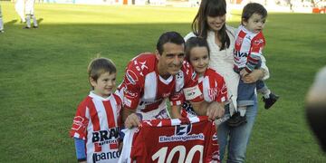 Emocionado. Raúl Damiani, cuando llegó a los 100 partidos en Instituto, y junto a su familia. ¿Por qué no hubo partido despedida? (La Voz archivo).