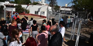 Familiares de internos se encuentran en las inmediaciones del establecimiento penitenciario.