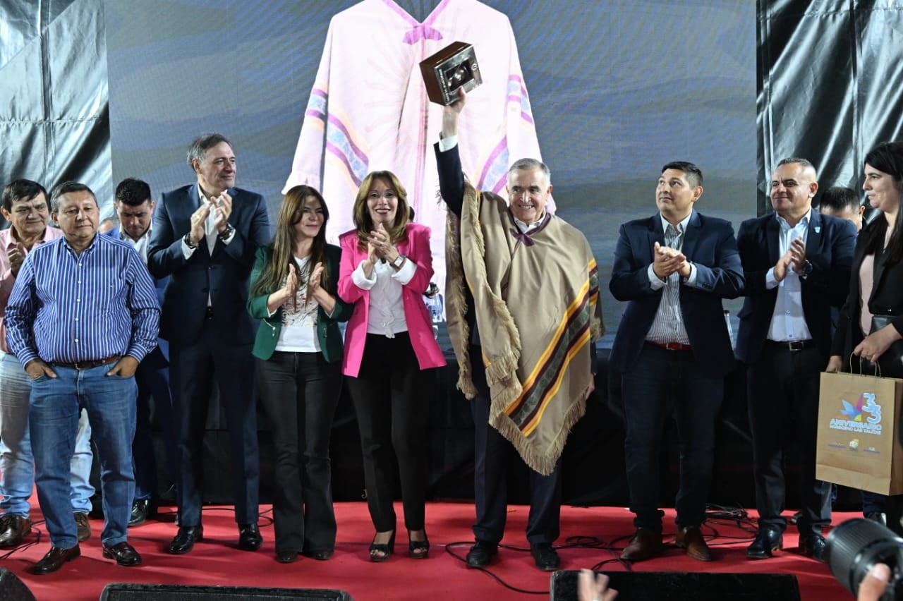 Jaldo y la intendenta Marta Najar habilitaron 12 cuadras de pavimento articulado y presentaron el Poncho Talitense.