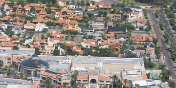 Anoche delincuentes violentaron una caja fuerte y robaron más de 45 millones de pesos en dólares y joyas de una casa del barrio privado de Palmares. Gentileza Los Andes