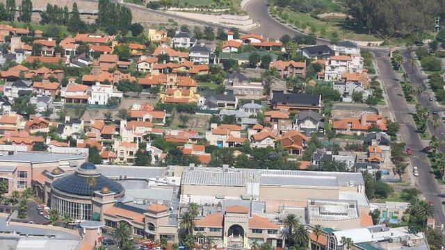 Anoche delincuentes violentaron una caja fuerte y robaron más de 45 millones de pesos en dólares y joyas de una casa del barrio privado de Palmares. Gentileza Los Andes