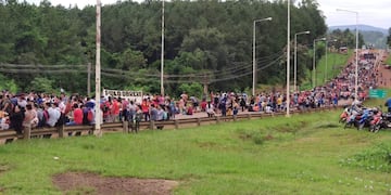 Docentes cortan la ruta Nacional 12, en el acceso a Eldorado.
