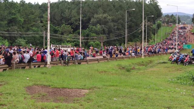 Docentes cortan la ruta Nacional 12, en el acceso a Eldorado.