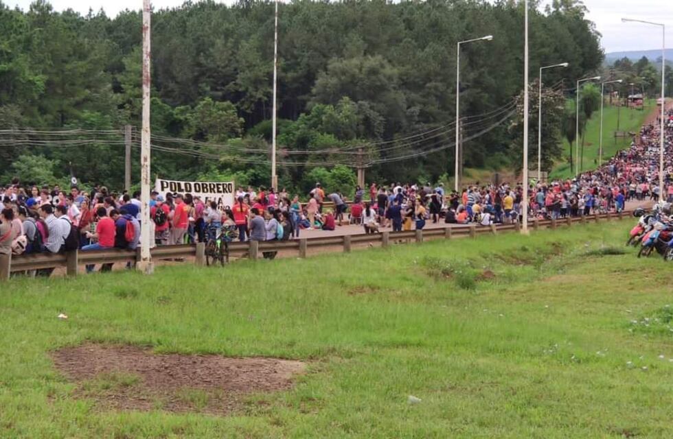 Docentes cortan la ruta Nacional 12, en el acceso a Eldorado