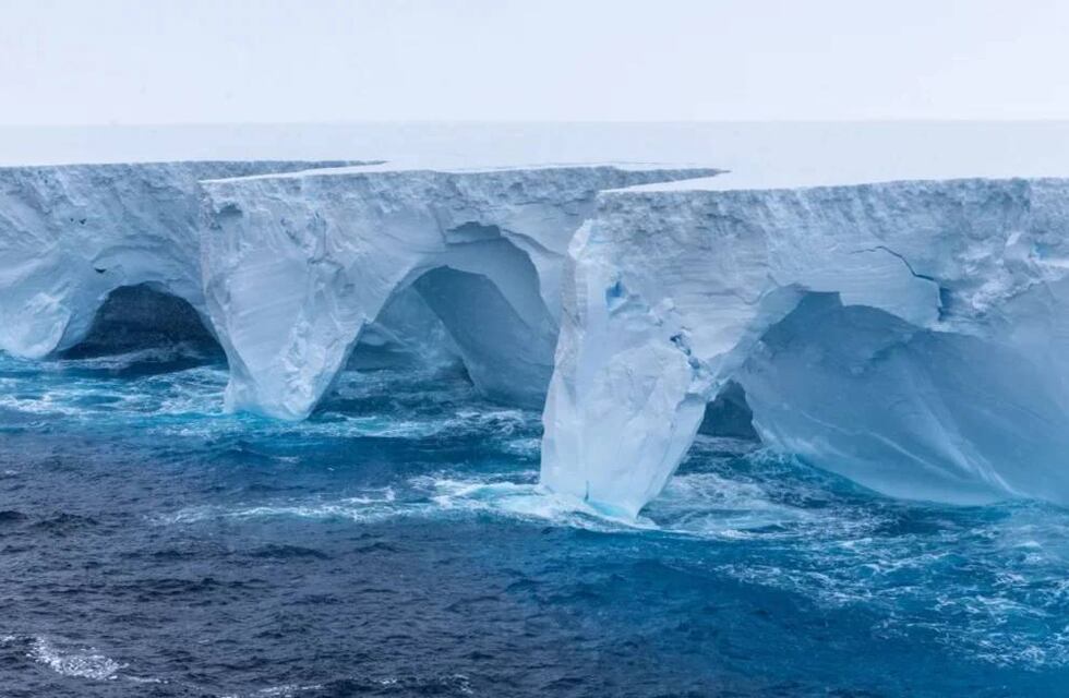 El iceberg más grande del mundo se desprendió de la Antártida: a dónde se dirige
