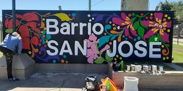 Artentapiales interviene en los carteles que marcan los ingresos a los barrios de Rafaela