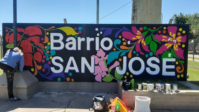 Artentapiales interviene en los carteles que marcan los ingresos a los barrios de Rafaela