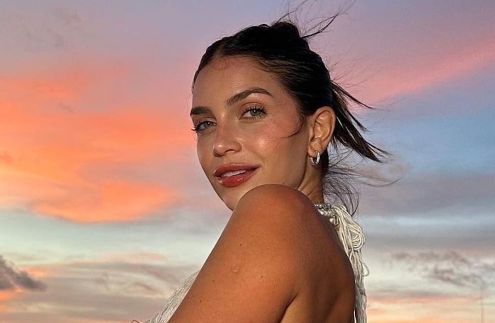 Zaira Nara modeló con un top transparente y pantalón tiro bajo que dejó al descubierto sus curvas