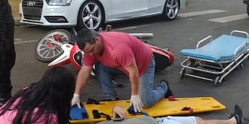 Accidente en pleno centro de Posadas: un motociclista terminó herido.