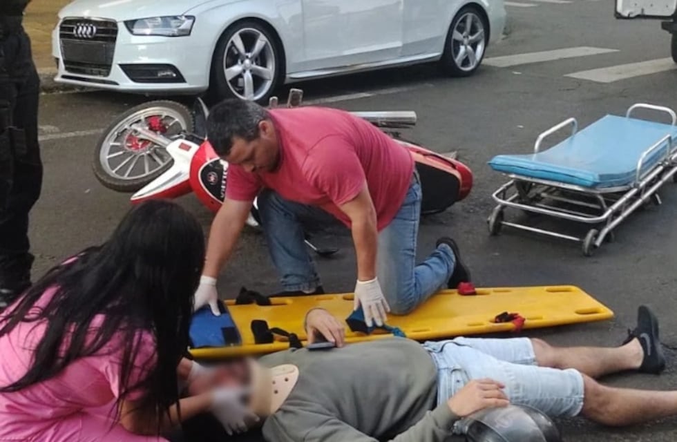 Accidente en pleno centro de Posadas: un motociclista terminó herido