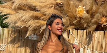 Agustina Gandolfo y su microbikini nude "de cerca y de lejos".