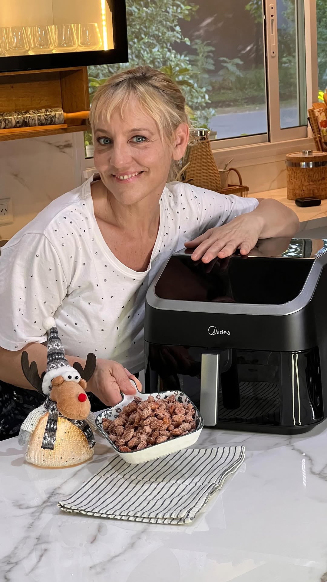 La cocinera hizo garrapiñada en una freidora de aire.