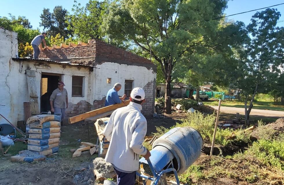 Tras la copiosa lluvia que afectó General Alvear comenzaron con la reparación de techos