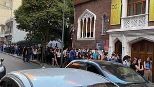 Más de tres cuadras de fila para acceder a la promo de "Una hamburguesa por un dólar".