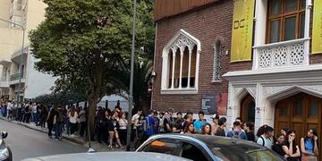 Más de tres cuadras de fila para acceder a la promo de "Una hamburguesa por un dólar".