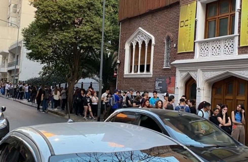 Furor en una bar de Córdoba: más de tres cuadras de fila para comprar “una hamburguesa por un dólar”