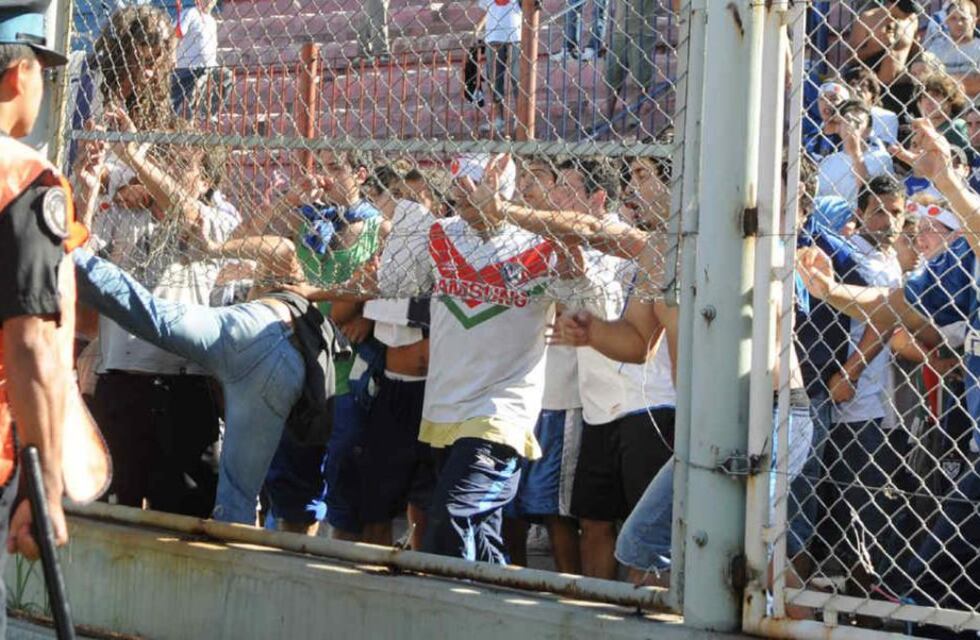 Violencia en el fútbol en Comodoro: agredieron y le tiraron agua hirviendo a los jugadores de inferiores