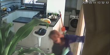 Tres delincuentes ingresaron a la vivienda, la golpearon y robaron sus pertenencias. Tras el hecho, la mujer sufrió un infarto.
