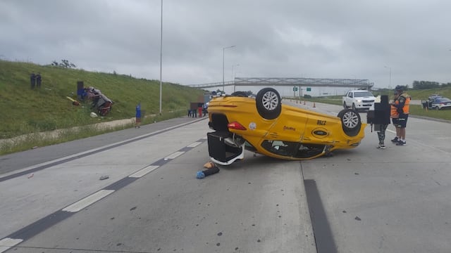 Un taxi y una camioneta chocaron en avenida Circunvalación. (Foto: Policía de Córdoba)