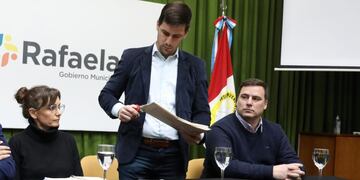 Leonardo Viotti encabezando la apertura de sobres de una licitación