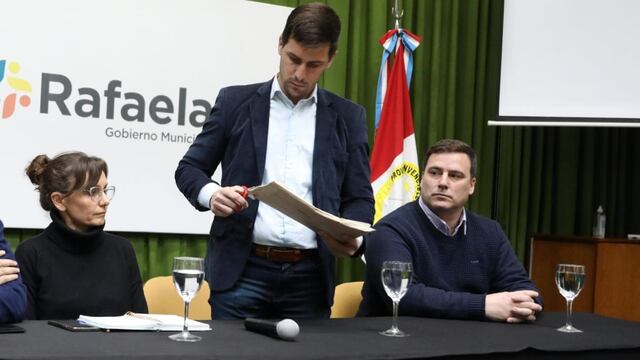 Leonardo Viotti encabezando la apertura de sobres de una licitación