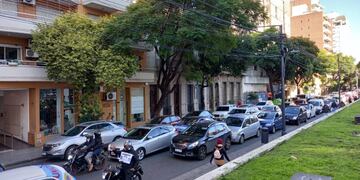 Municipales marchan pidiendo ser vacunados.