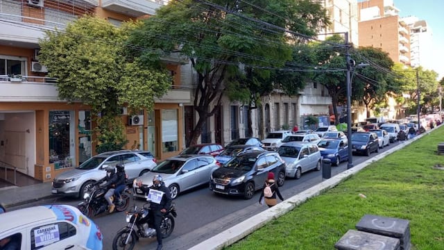 Municipales marchan pidiendo ser vacunados.