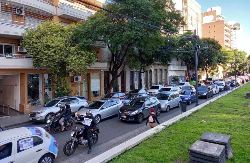 Municipales reclaman en caravana por ser vacunados contra el coronavirus