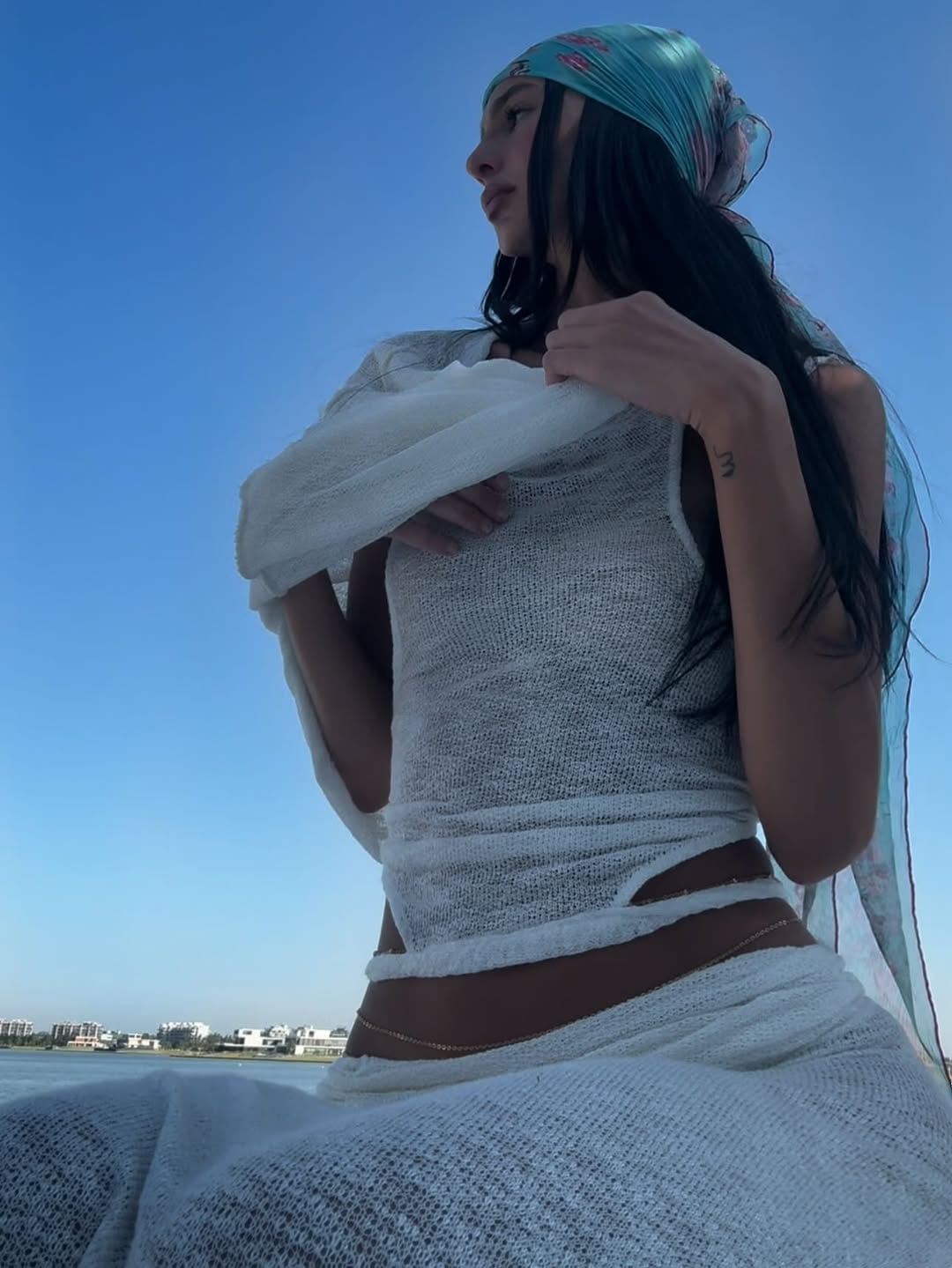 Juanita Tinelli eligió el accesorio de la temporada y marcó tendencia con un pañuelo estilo bandana