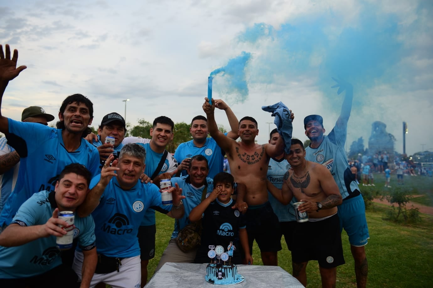 Belgrano: Los hinchas en la previa del partido frente a Argentinos Juniors por una de las semifinales de la Copa Argentina, en Rosario. (José Hernández / La Voz)