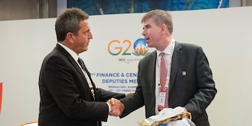 Sergio Massa se reunió en la ciudad india de Bengaluru con el subsecretario de Asuntos Internacionales del Departamento del Tesoro de Estados Unidos, Jay Shambaugh. (Ministerio de Economía)