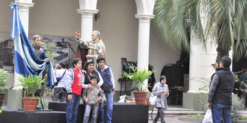 "Recorridos patrios por la ciudad", una de las propuestas del área de Turismo de la Municipalidad de San Salvador de Jujuy, lleva al visitante por el casco histórico capitalino.