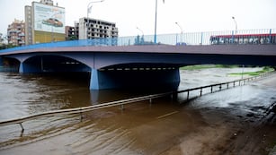 Cortes preventivos por la cantidad de agua acumulada en la avenida Costanera de Córdoba. (José Gabriel Hernández / La Voz / Ilustrativa).