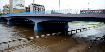 Cortes preventivos por la cantidad de agua acumulada en la avenida Costanera de Córdoba. (José Gabriel Hernández / La Voz / Ilustrativa).