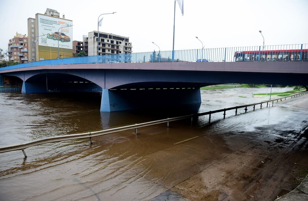 Por las lluvias en Córdoba, establecieron cortes de tránsito en la Costanera
