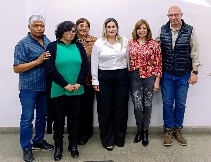 Entre otras virtudes, el aporte del trabajo de la ingeniera química Verónica Guitian (al centro) tiene un impacto ambiental positivo por cuanto implica la reducción de cinco kilos de dióxido de carbono por cada tonelada de cemento producida. En la imagen, acompañad por docentes de la Facultad de Ingeniería de la UNJu.