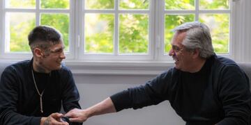 Alberto Fernández junto al trapero L-Gante