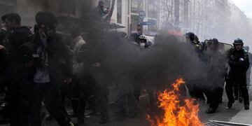 Nuevos disturbios azotan a Francia, y los sindicatos continúan en pie de lucha contra la reforma previsional. Foto: AP Foto / Christophe Ena.