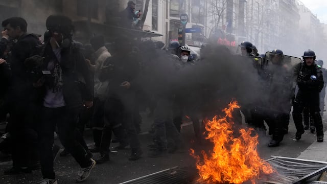 Nuevos disturbios azotan a Francia, y los sindicatos continúan en pie de lucha contra la reforma previsional. Foto: AP Foto / Christophe Ena.