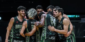 El Griego derrotó a Bahía Basquet por 84 a 68 y está cerca de lograr el objetivo de no perder la categoría