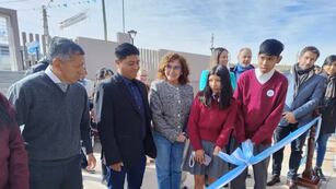 El acto de inauguración en Tres Cruces comenzó con el tradicional corte simbólico de cintas, para lo cual se invitó a alumnos del establecimiento.