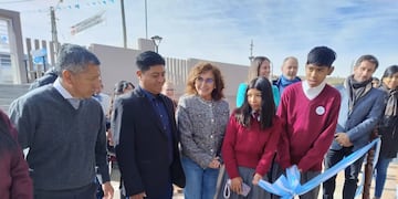 El acto de inauguración en Tres Cruces comenzó con el tradicional corte simbólico de cintas, para lo cual se invitó a alumnos del establecimiento.