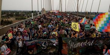 Ambientalistas encabezaron una marcha sobre el puente Rosario-Victoria contra los incendios en el Delta del Paraná.