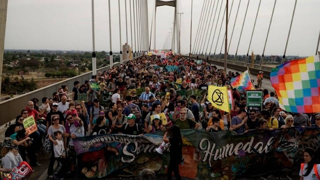 Ambientalistas encabezaron una marcha sobre el puente Rosario-Victoria contra los incendios en el Delta del Paraná.