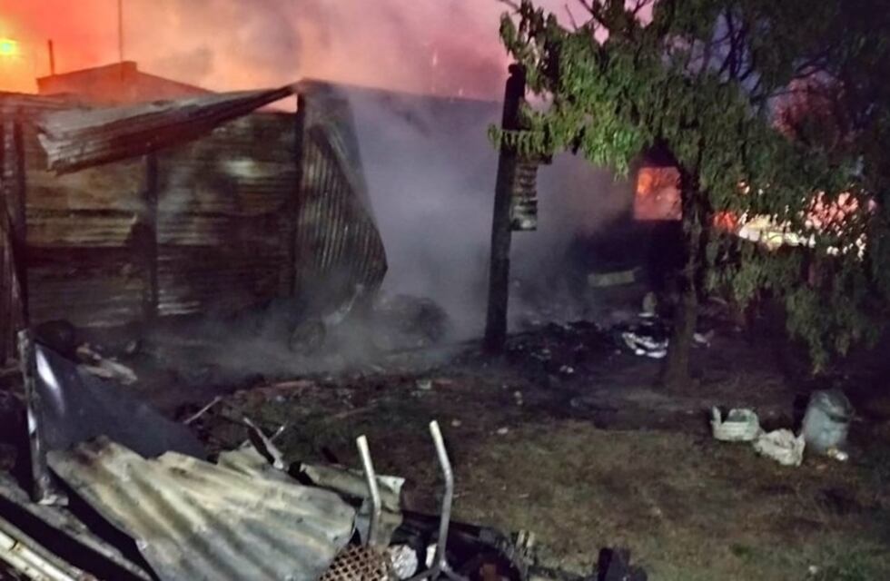Se olvidó una estufa eléctrica prendida y se incendió su precaria vivienda
