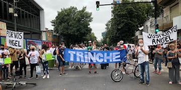 La marcha terminó con un corte de calle en el lugar donde golpearon al exfutbolista. (@pitusalinas)
