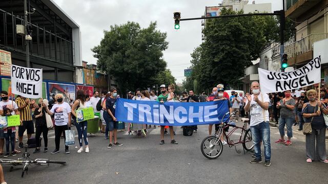 La marcha terminó con un corte de calle en el lugar donde golpearon al exfutbolista. (@pitusalinas)