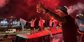 El cierre de la caravana de Belgrano fue con un deslumbrante despliegue de bengalas y pirotecnia.