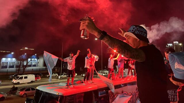 El cierre de la caravana de Belgrano fue con un deslumbrante despliegue de bengalas y pirotecnia.